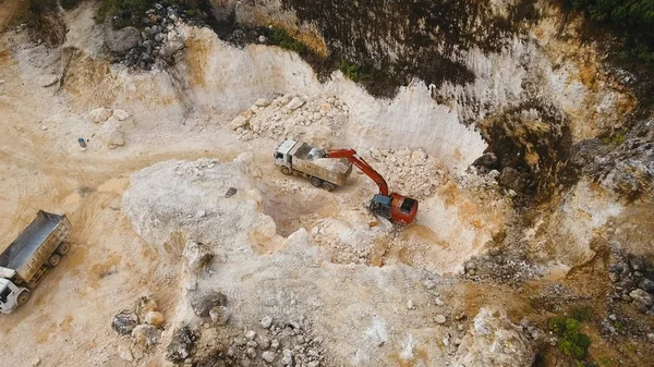 Kotrógép betölti a teherautó a kőbánya. Fülöp-szigetek, Siargao. — Stock Fotó