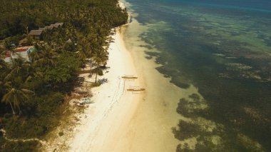 Hava güzel bir plaj tropikal bir adada görüntüleyin. Filipinler, Anda alan.