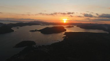 Deniz, hava görünümünü üzerinde güzel gün batımı. Busuanga Adası Filipinler.
