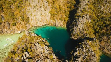 Havadan görünümü İki Yataklı göl, deniz, plaj. Tropik ada. Busuanga, Palawan, Filipinler.