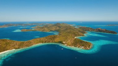 Havadan görünümü tropikal lagün, deniz, plaj. Tropik ada. Coron Palawan, Filipinler.