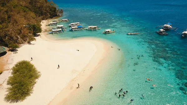 Повітряний вид на прекрасний пляж тропічного острова Банана. Філіппіни. — стокове фото