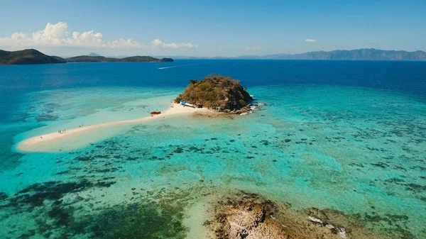 Vista aérea bela praia em um tropical Bulog Dos Island. Filipinas. — Fotografia de Stock