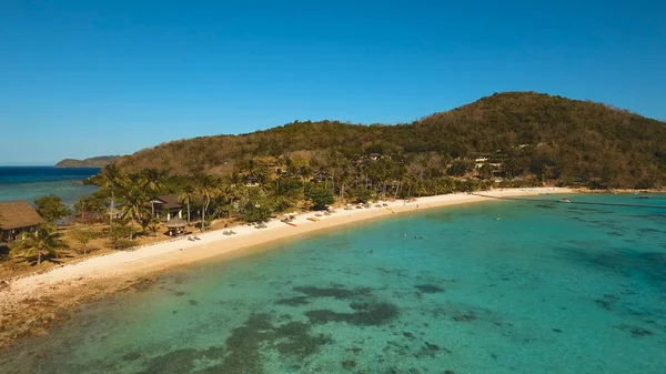 Vue aérienne belle plage sur une île tropicale. Coron, Palawan, Philippines . — Photo