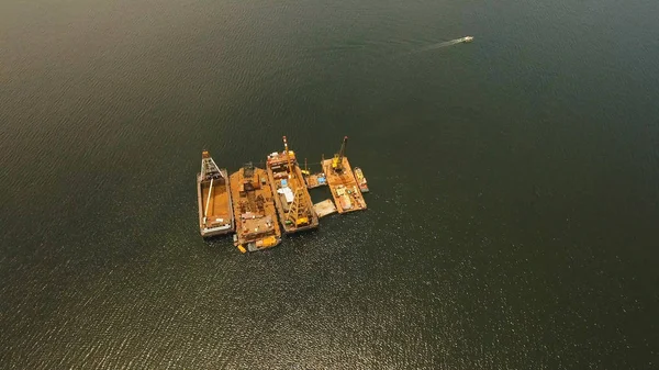 Plataforma de dragado en el mar. Filipinas, Manila . — Foto de Stock