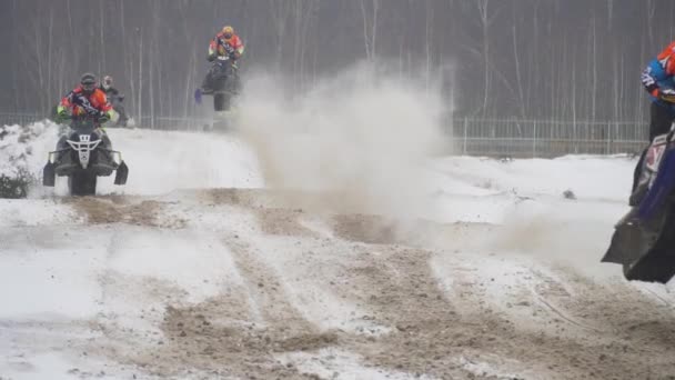 Carreras de motos de nieve en la temporada de invierno. Campeonato en motos de nieve enero 27, 2018 — Vídeo de stock