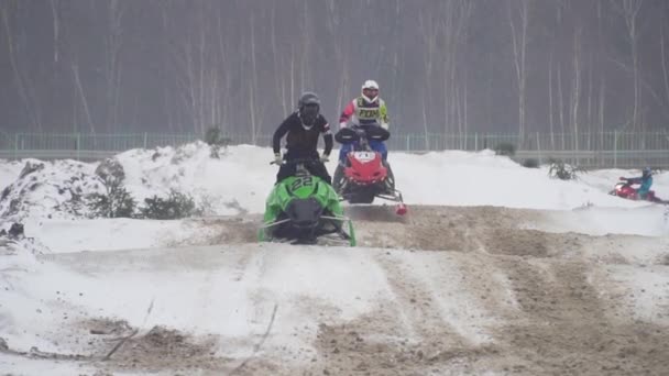 Sneeuwscooter wedstrijden in het winterseizoen. Kampioenschap op sneeuwscooters, 27 januari 2018 — Stockvideo