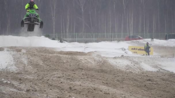 Corridas de snowmobile na temporada de inverno. Campeonato em motos de neve 27 de janeiro de 2018 — Vídeo de Stock