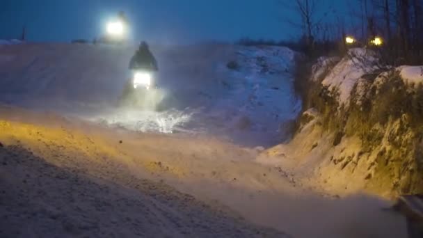 Corridas de snowmobile na temporada de inverno. Campeonato em motos de neve 27 de janeiro de 2018 — Vídeo de Stock