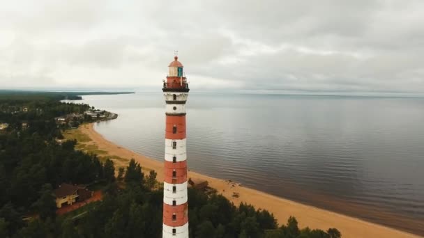 Oude vuurtoren aan de kust. — Stockvideo