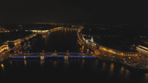 Miasto w nocy z oświetlenie — Wideo stockowe