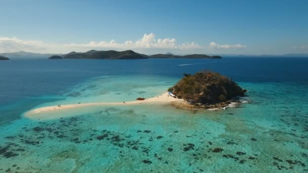 Uitzicht vanuit de lucht prachtig strand op een tropisch Bulog Dos eiland. Filippijnen. — Stockvideo