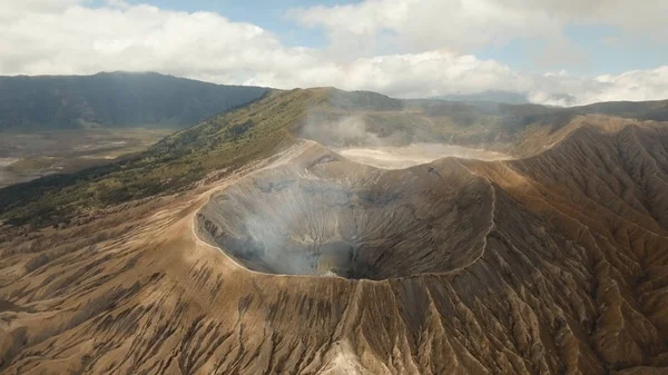 Aktywny wulkan z kraterem. Gunung Bromo, Jawa, Indonezja. — Zdjęcie stockowe