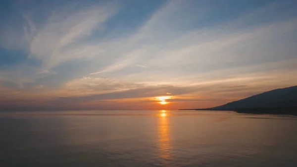 Puesta de sol en la costa del mar. Bali, Indonesia. — Foto de Stock