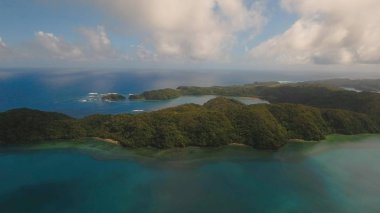 Tropik ada, plaj, kayalar ve dalgalar hava görünümünü deniz manzarası. Catanduanes, Filipinler.