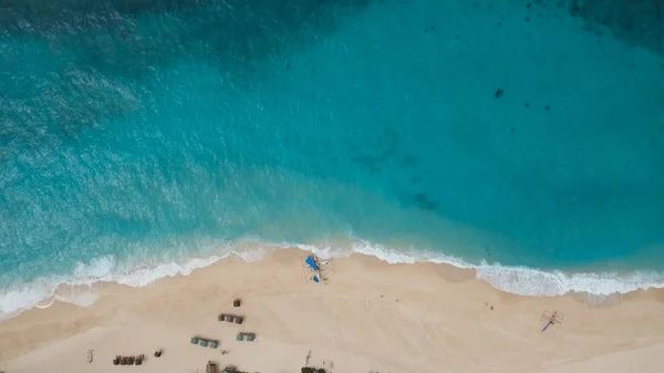 Gök olayları görüntülemek güzel tropikal ada ve kum plaj. Boracay Adası Filipinler.