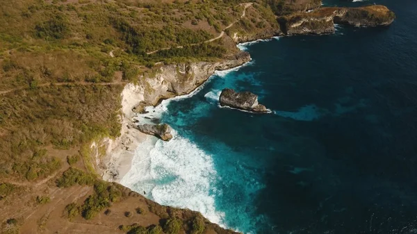 Paisaje marino Acantilados, mar y olas en Nusa Penida, Bali, Indonesia — Foto de Stock