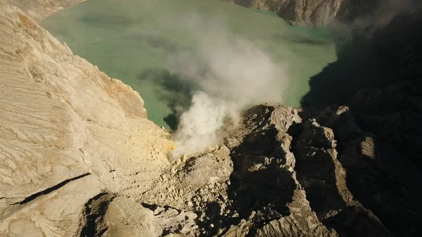 火山火山口, 硫磺被开采的地方. — 图库照片
