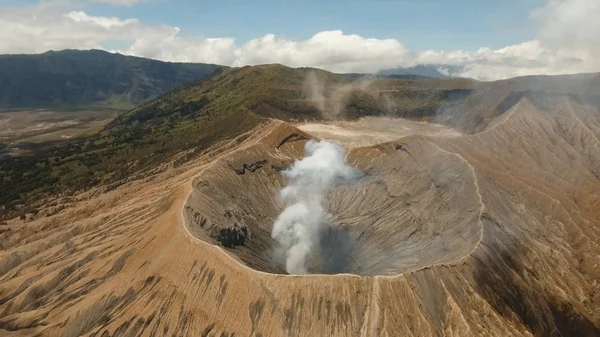 Aktywny wulkan z kraterem. Gunung Bromo, Jawa, Indonezja. — Zdjęcie stockowe