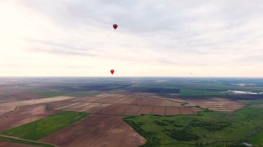 Sıcak hava balonları bir alanın üzerinde gökyüzünde. Havadan görünümü