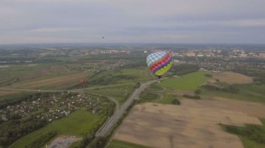 Sıcak hava balonları bir alanın üzerinde gökyüzünde. Havadan görünümü