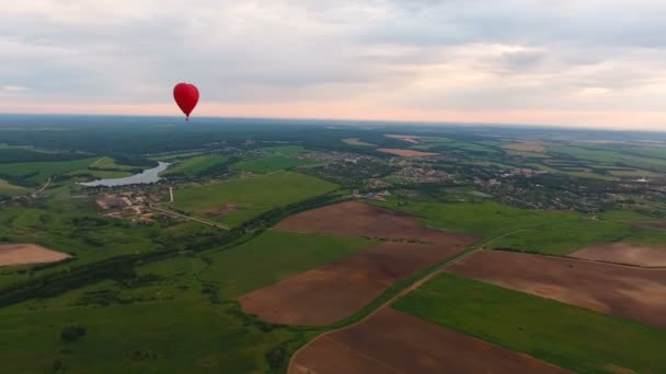 Horkovzdušný balón na obloze nad polem. Letecký pohled — Stock video