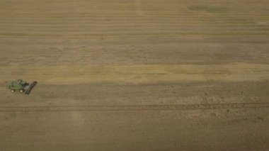 Havadan görünümü birleştirmek bir alan buğday hasat.