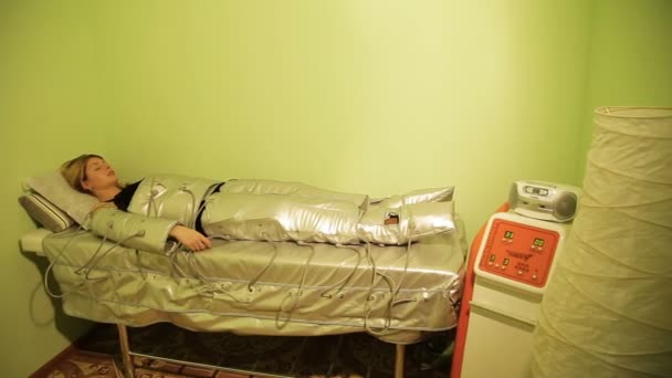 Máquina de drenagem linfática pressoterapia no centro de beleza — Vídeo de Stock