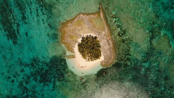 Vista aérea hermosa playa en la isla tropical. Isla de Guyam, Filipinas, Siargao . —  Fotos de Stock