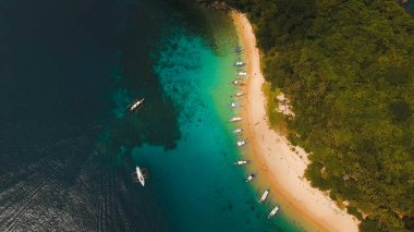 Tekneler, havadan görünümü ile tropikal plaj. Tropik ada.