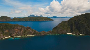 Tropik ada ve kumlu plajları, havadan görünümü. El Nido