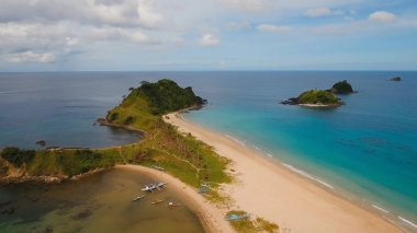 Hava güzel bir plaj tropikal bir adada görüntüleyin. Filipinler, El Nido.