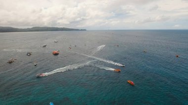 Plaj merkezindeki deniz eğlencesi. Boracay Adası Filipinleri..