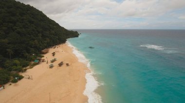 Tropikal adada hava manzaralı güzel bir plaj. Filipinler Boracay Adası.