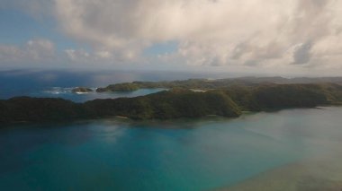 Tropik ada, plaj, kayalar ve dalgalar hava görünümünü deniz manzarası. Catanduanes, Filipinler.