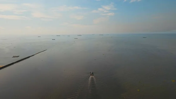 Rimorchiatore vista aerea in mare.Filippine, Manila . — Foto Stock