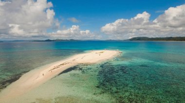Havadan görünümü güzel plaj tropikal adada. Siargao Adası, Filipinler.