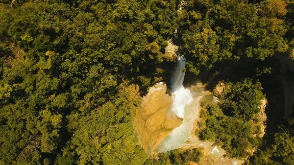 美しい熱帯の滝。フィリピン ボホール島. — ストック写真