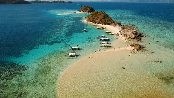 Letecký pohled krásná pláž na tropické Bulog Dos Island. Filipíny. — Stock fotografie