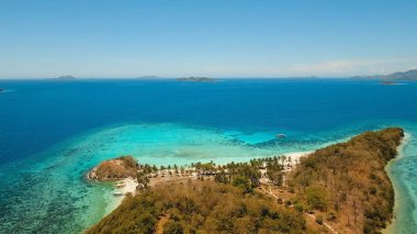 Havadan görünümü güzel plaj tropikal bir ada Malcapuya. Filipinler.