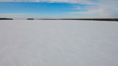 Kış kar alan. Kış manzarası.