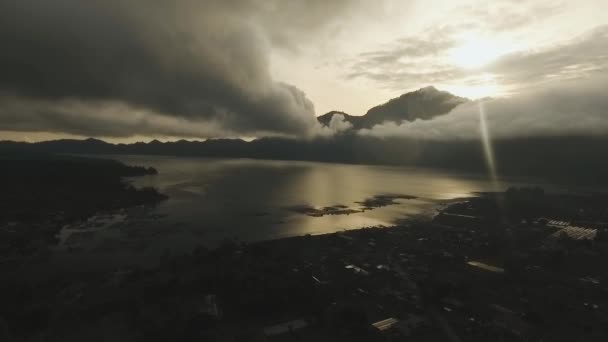 Jezero a sopka při východu slunce Batur. Bali, Indonésie. — Stock video