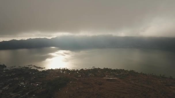 Озеро и вулкан на восходе солнца Батур. Бали, Индонезия. — стоковое видео