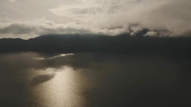 Gün doğumunda göl ve volkan Batur. Bali, Endonezya. — Stok video