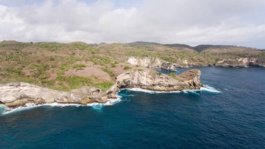 Deniz manzarası kayalıklarla, deniz ve dalgalar Nusa Penida, Bali, Endonezya