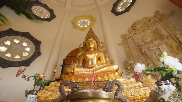 Buda standbeeld in de tempel eiland Bali — Stockfoto