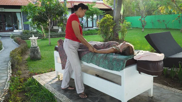 Mujer haciendo masaje a chica en asia. Bali,Indonesia. — Foto de Stock