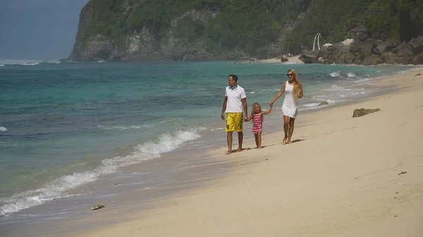 Sahilde çocuklu bir aile.
