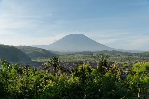 Paisaje de montaña tierras agrícolas y pueblo Bali, Indonesia. —  Fotos de Stock