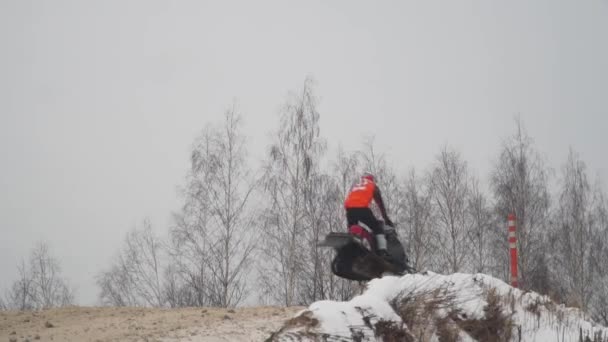 Sneeuwscooter wedstrijden in het winterseizoen. Kampioenschap op sneeuwscooters, 27 januari 2018 — Stockvideo